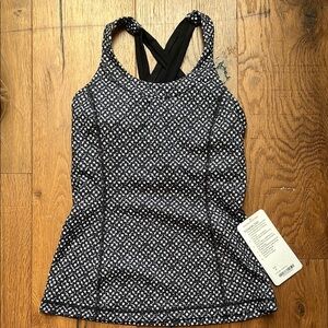 Lululemon Black and White Patterned Athletic Top